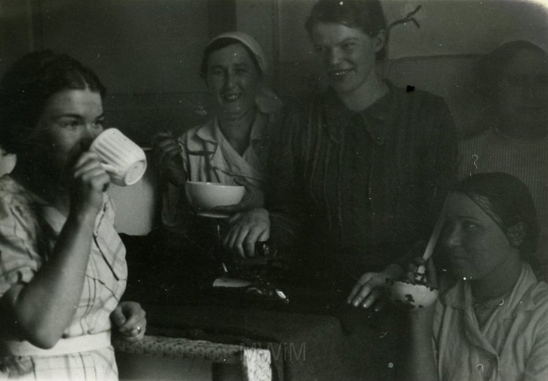 KKE 4634.jpg - Fot. Szpital. Od lewej: trzecia Jadwiga Jarzynowska (z domu Siemaszko) – mama Marii Jolanty Mierzejewskiej (z domu Jarzynowska) z personelem szpitalnym, Głębokie, 1937 r.
